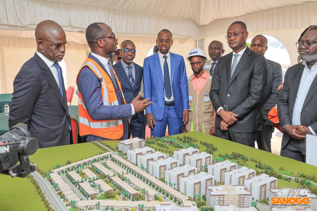Logements sociaux : le Ministre Moussa Sanogo inspecte les travaux