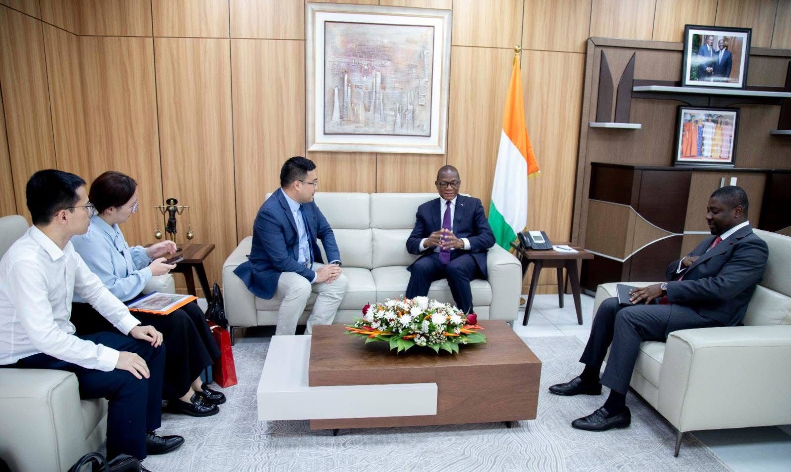 Échange entre le Ministre de l'Agriculture, du Développement rural et des Productions vivrières, Bruno Nabagné Koné, et la délégation Huawei Côte d'Ivoire